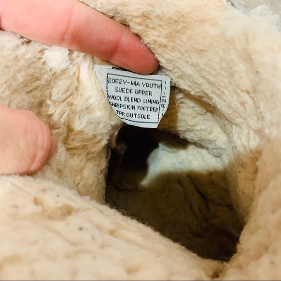 BEARPAW Mia Youth Pewter Distressed Boot - Picture 6 of 7